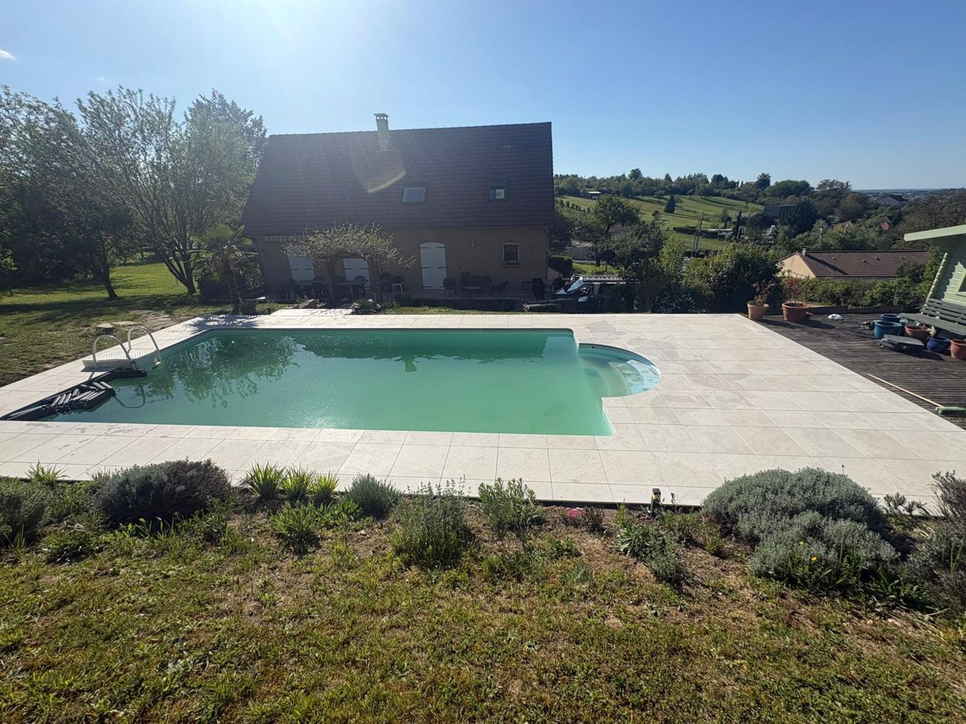 Plage de piscine en travertin réalisée par FDS Carrelage