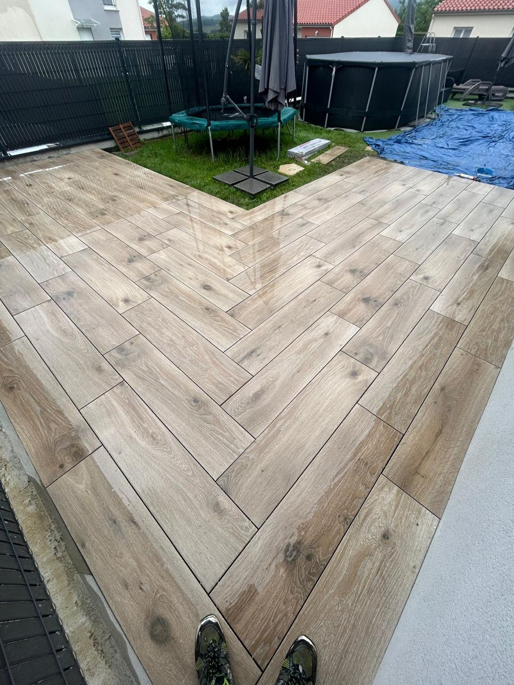 Terrasse posée en chevrons imitation bois dans le Puy-de-Dôme